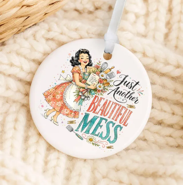 Housewives Beautiful Mess julekugle porcelæn 7,6 cm