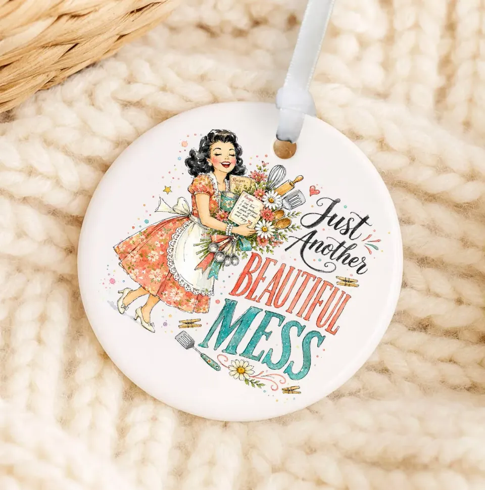 Housewives Beautiful Mess julekugle porcelæn 7,6 cm