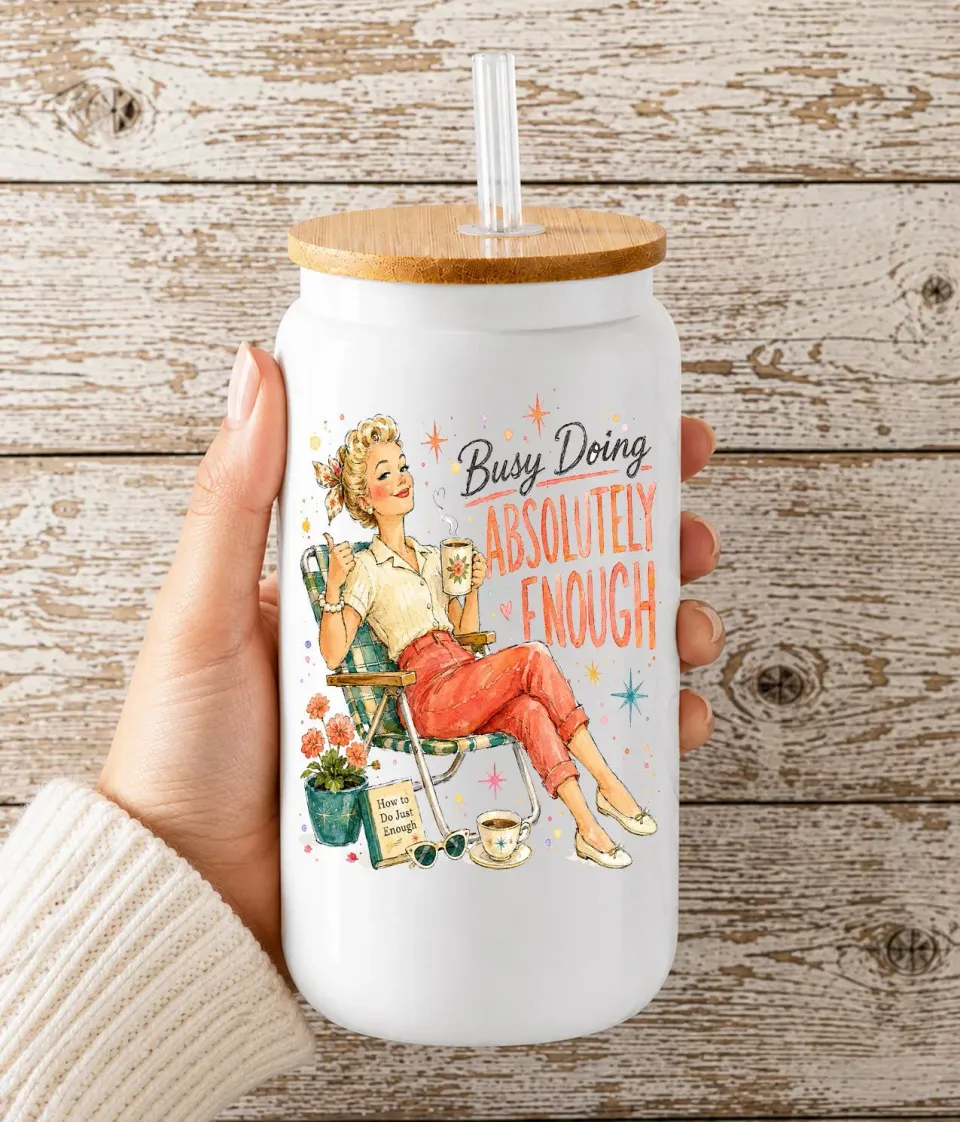 Avery Lane Gifts Housewives Busy Doing Nothing drikkeglas 47 cl med låg