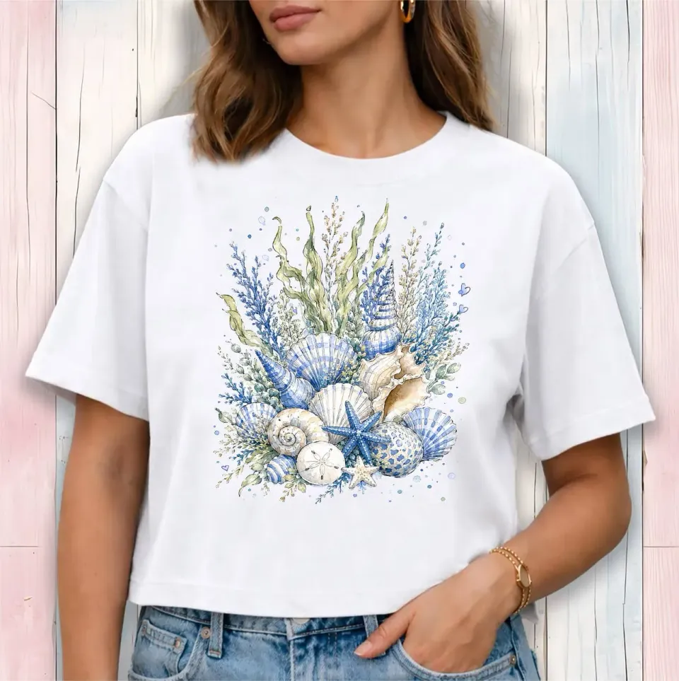Avery Lane Gifts Coastal Blue Sea Shells Bouquet Cropped T-shirt hvid