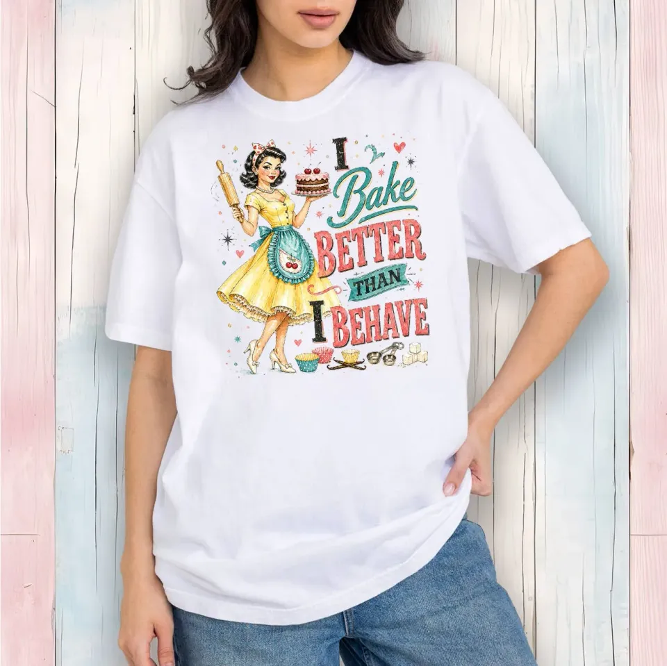 Avery Lane Gifts I Bake Better than I Behave t-shirt hvid sjov