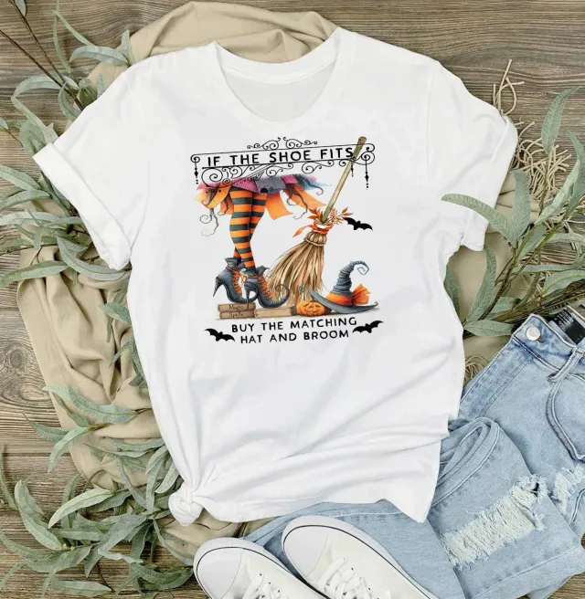 Avery Lane Gifts Halloween Witch If the Shoe Fits t-shirt hvid