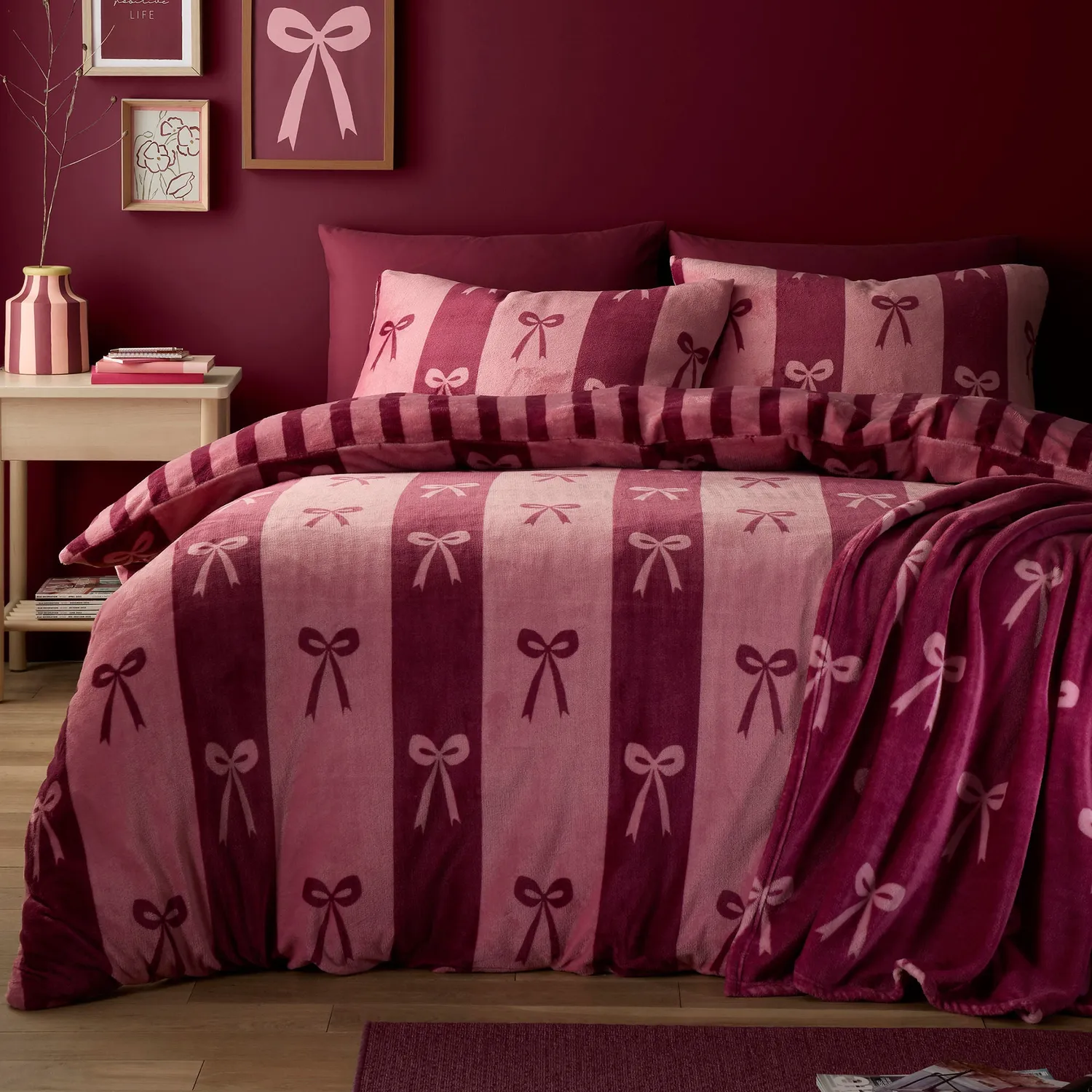 Ulster Weavers Bows plaid berry 120x150 cm fleece