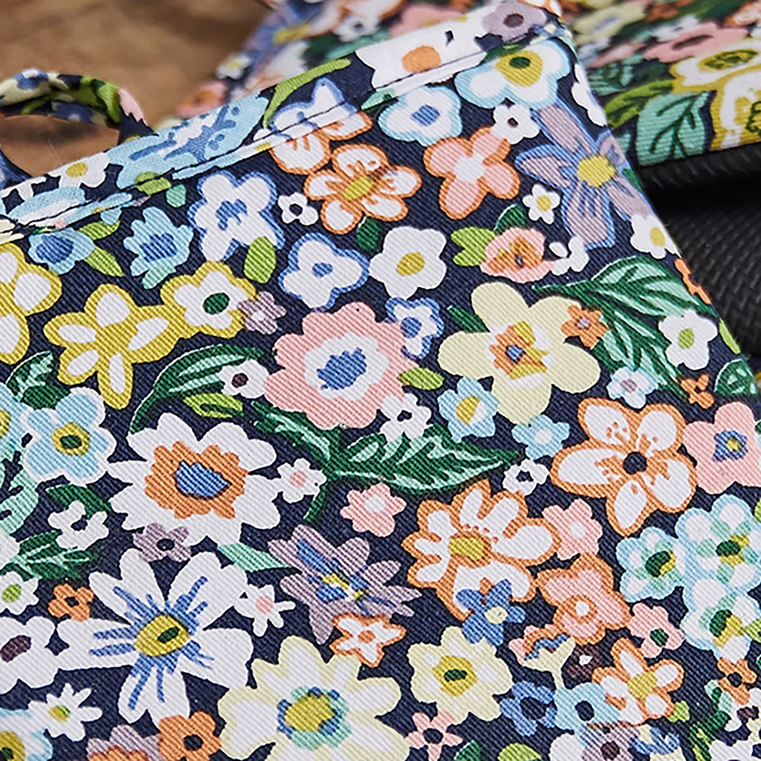Ulster Weavers Confetti Floral ovnlapper par flerfarvet bomuld