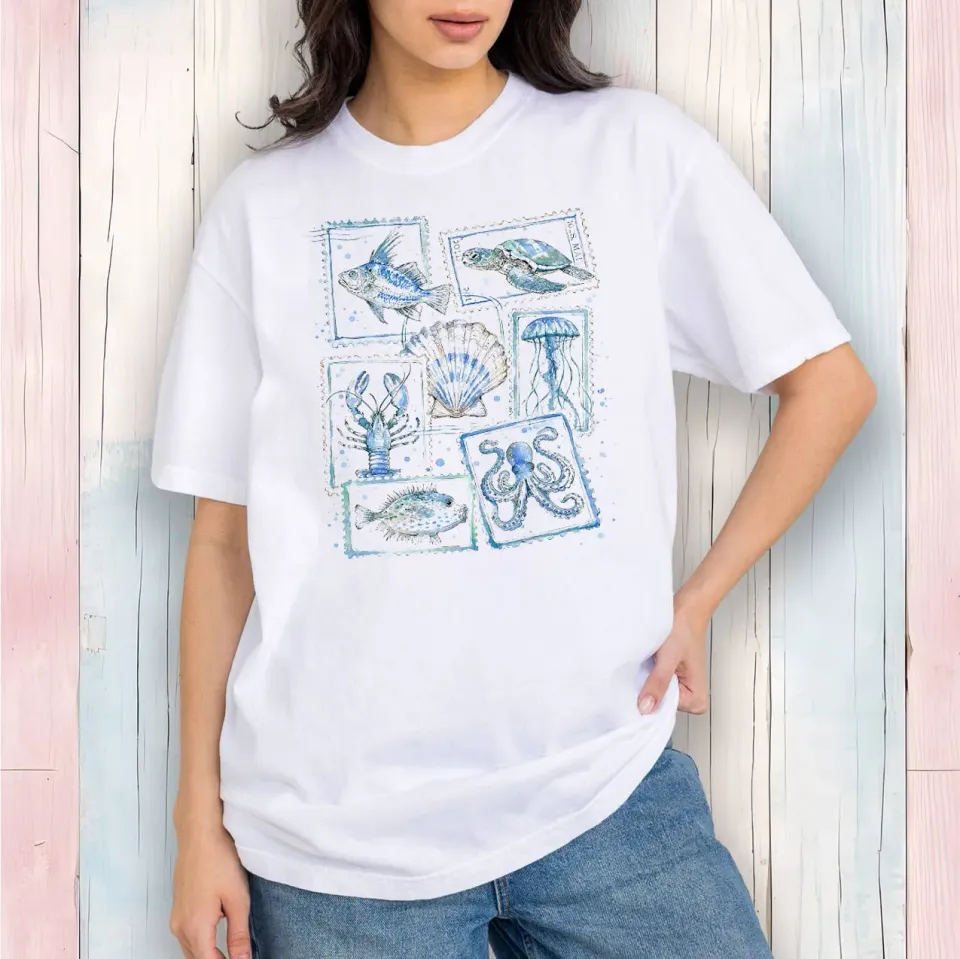 Avery Lane Gifts Coastal Blue Ocean Vintage Stamps t-shirt hvid bomuld