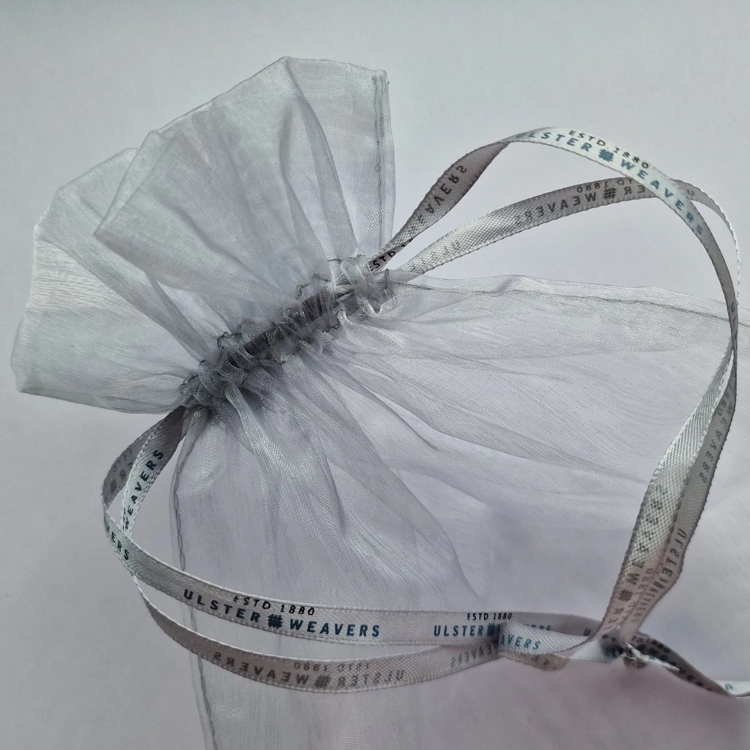 Ulster Weavers Organza gavepose sølv stor 49x40 cm