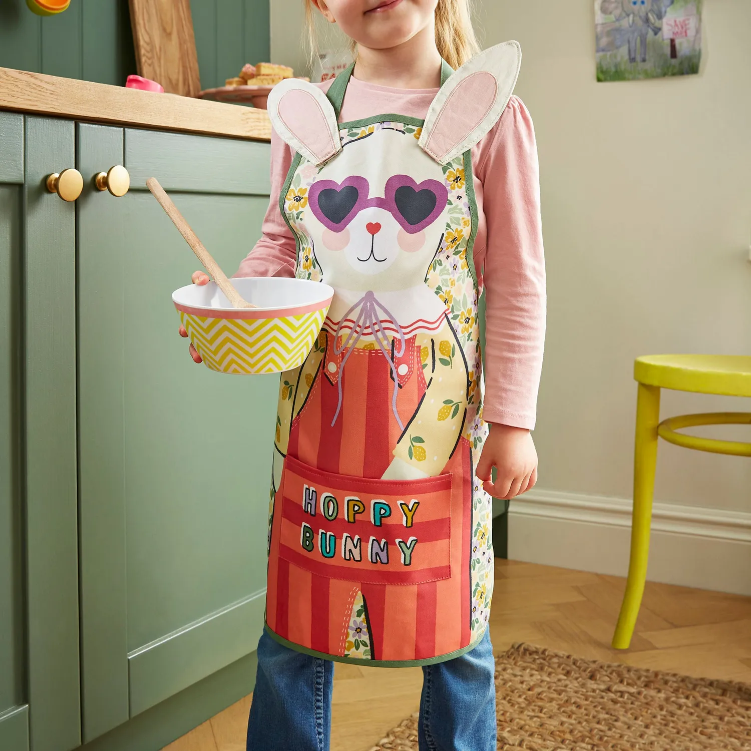 Ulster Weavers Rosie Rabbit børneforklæde multifarvet