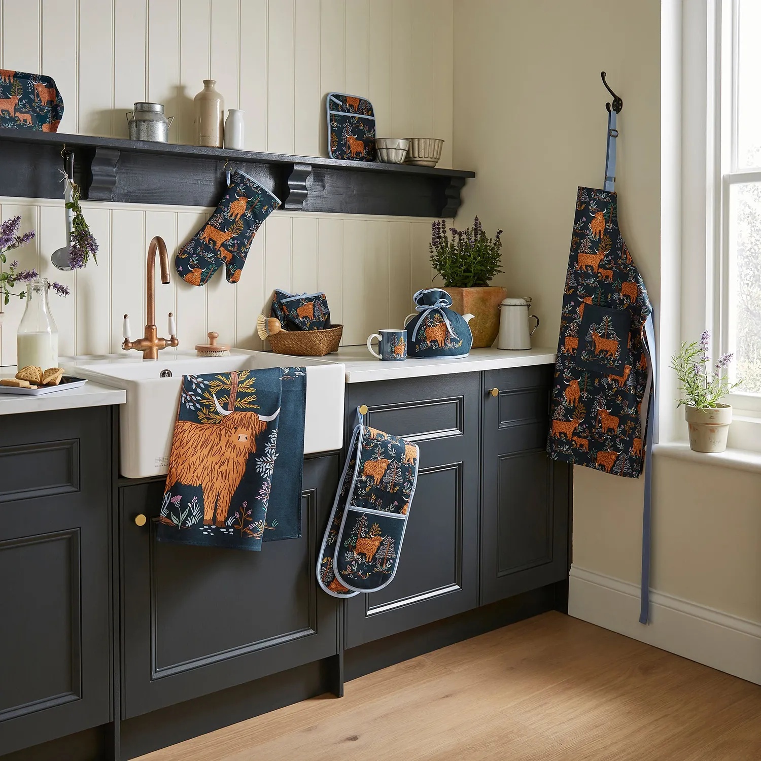 Ulster Weavers Connie the Cow krus benporcelæn navy