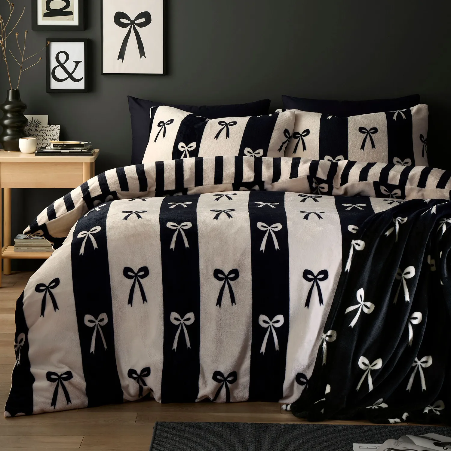 Ulster Weavers Bows plaid monochrome 120x150 blød fleece