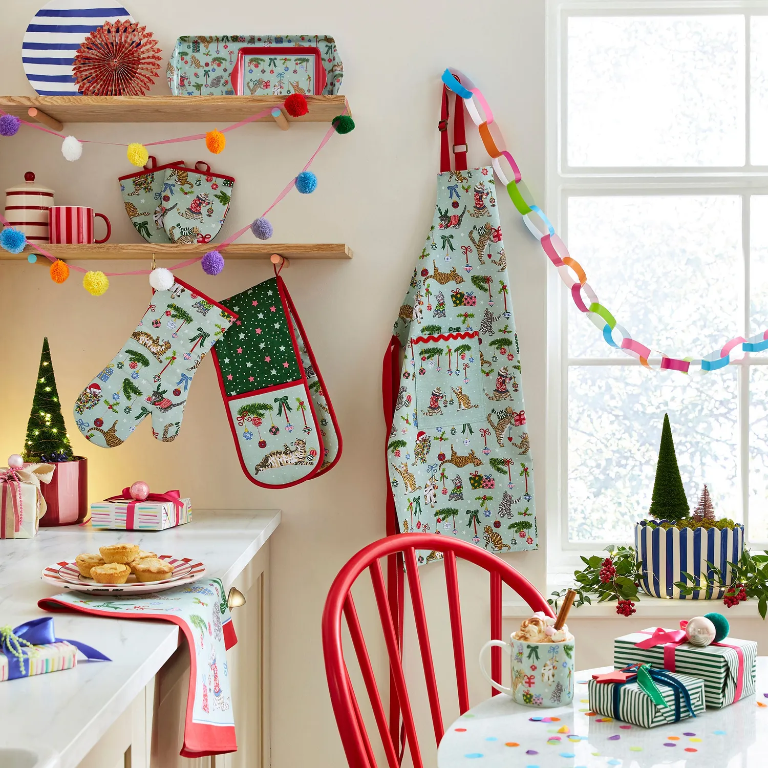 Ulster Weavers Christmas Cats mulepose foldbar seafoam