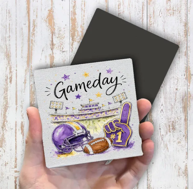Avery Lane Gifts Gameday Football køleskabsmagnet lilla